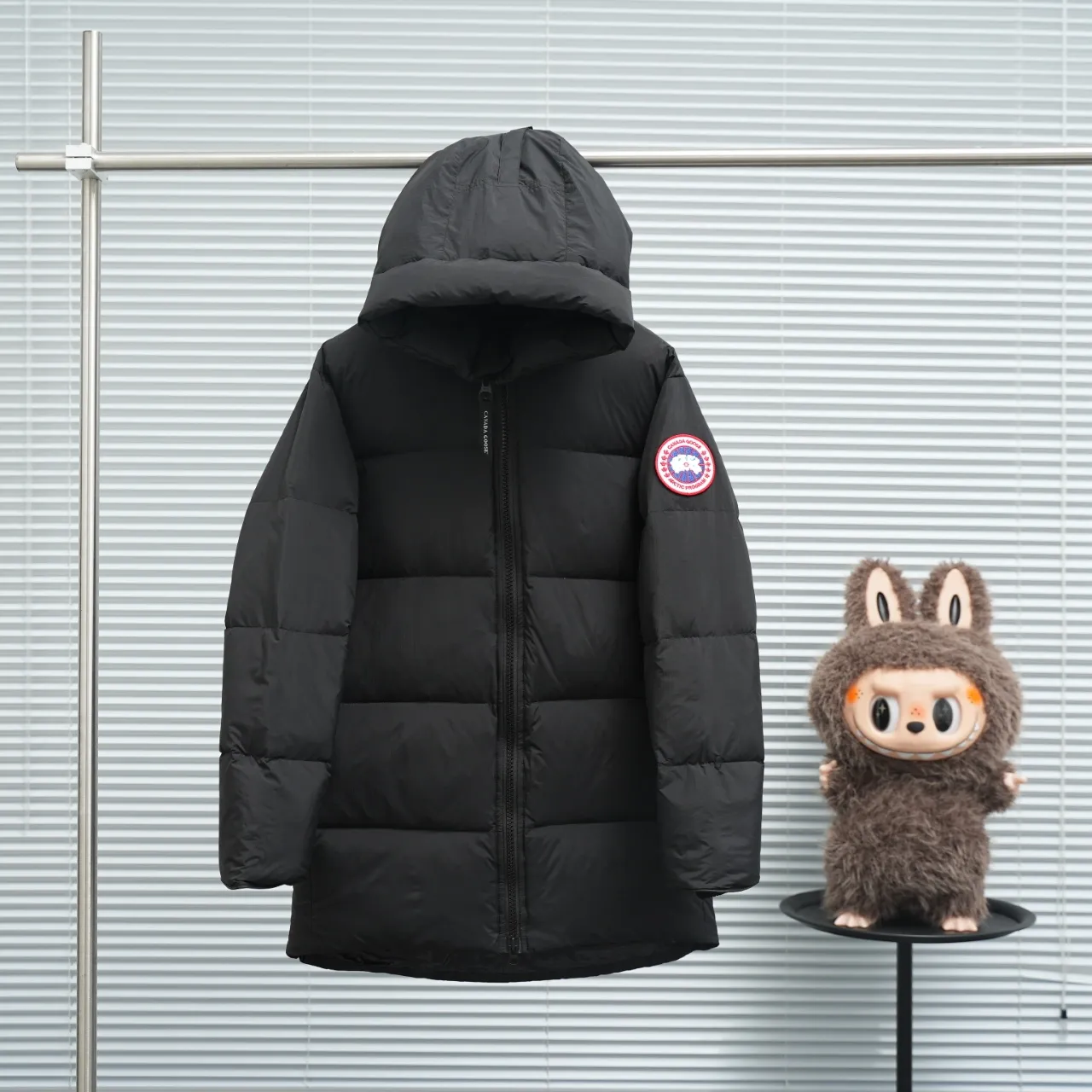 P940 Canada Goose Lawrence Down Jacket The Lawrence Down Jacket provides essential protection for everyday adventures and is made from sustainable Enduraluxe fabric with a durable soft touch. It features a quilted body, an adjustable down hood and a longer hem. Adjustable, down-filled, communicated hood. Two-way center front zipper increases range of motion and ventilation. The chin-protecting suede knit stand-up collar is soft and extra-comfortable. Inset rib-knit cuffs for added comfort and locked in heat. CORDURAD piping at the cuffs hem and reflective double-stripe grip tape at the back. Internal shoulder strap Color: black with red label black with black label azure blue Size: XS-2XL